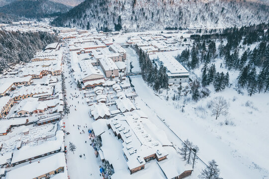 航拍雪乡雪景旅游民宿东北农村