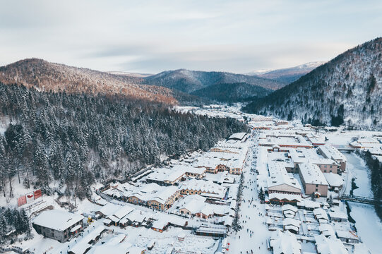 航拍雪乡雪景旅游民宿东北农村