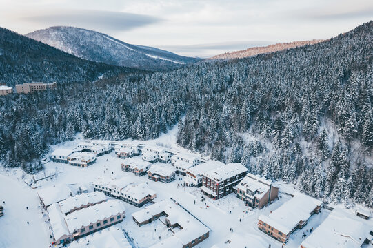 航拍雪乡雪景旅游民宿东北农村