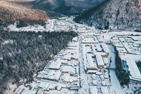 航拍雪乡雪景旅游民宿东北农村