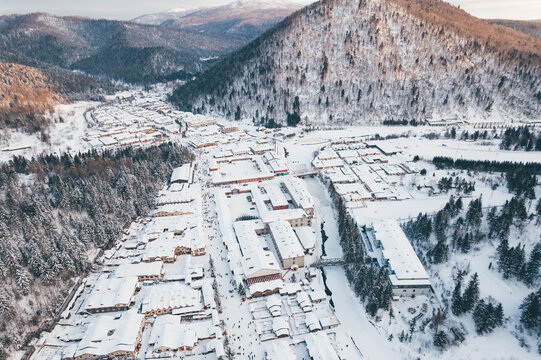 航拍雪乡雪景旅游民宿东北农村