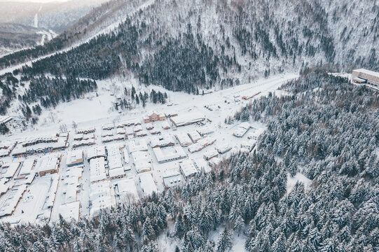 航拍雪乡雪景旅游民宿东北农村