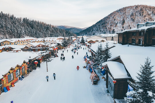 航拍雪乡雪景旅游民宿东北农村