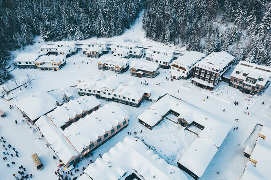 航拍雪乡雪景旅游民宿东北农村