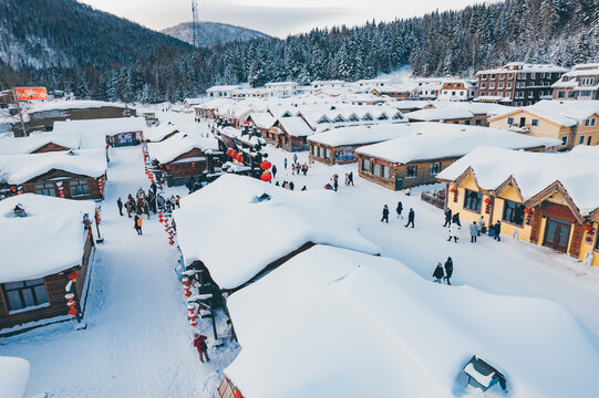 航拍雪乡雪景旅游民宿东北农村