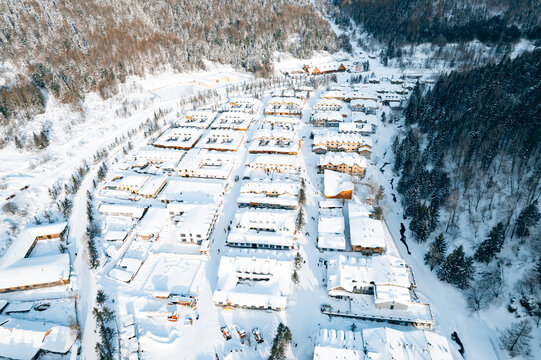 航拍雪乡雪景旅游民宿东北农村