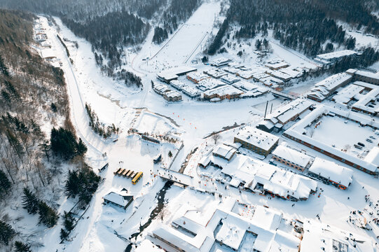 航拍雪乡雪景旅游民宿东北农村