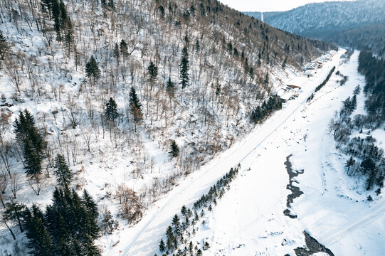 航拍雪乡雪景旅游民宿东北农村