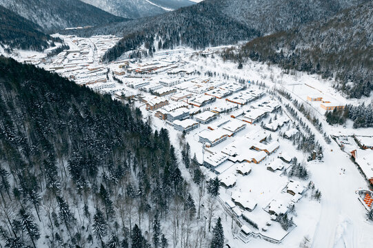 航拍雪乡雪景旅游民宿东北农村