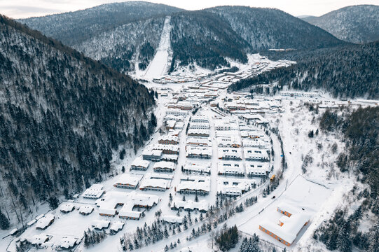 航拍雪乡雪景旅游民宿东北农村