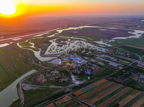 夕阳下的寿光巨淀湖景区