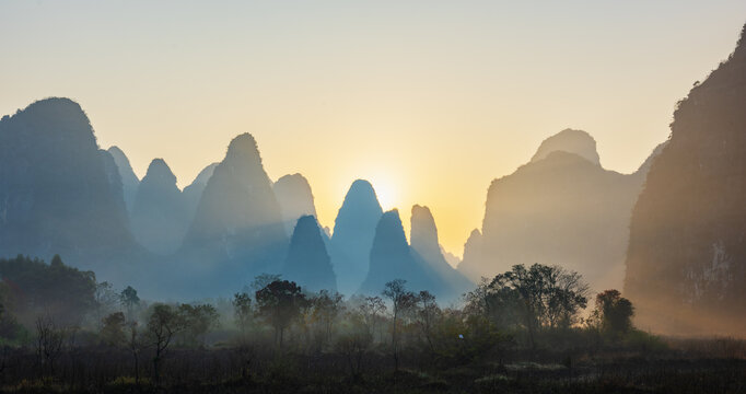 纯天然山峰景区日出红霞意境图