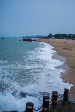 海浪拍打在礁石上