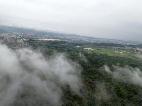 雨雾山林城市