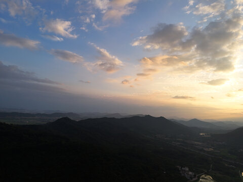 群山晚霞