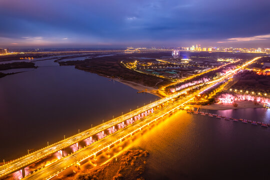 中国哈尔滨松花江公路大桥夜景