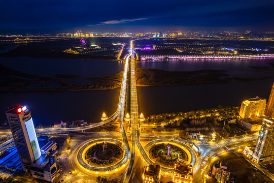 中国哈尔滨松花江公路大桥夜景