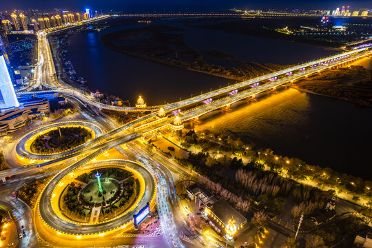 中国哈尔滨松花江公路大桥夜景