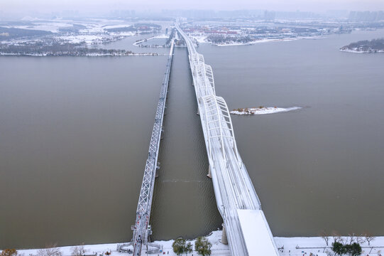 冬天雪后中国哈尔滨松花江铁路桥