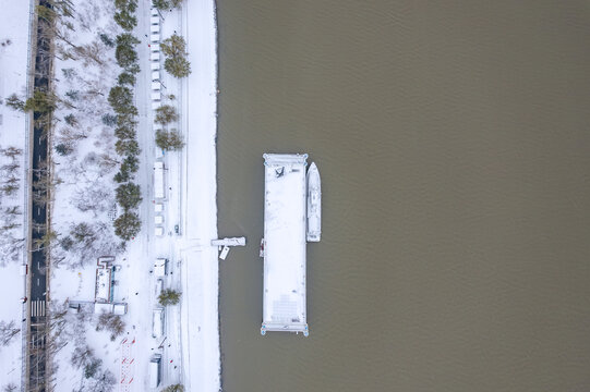 冬天雪后中国哈尔滨松花江码头