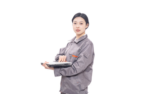 穿着工人服装女性使用笔记本电脑