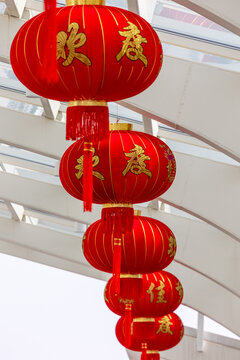 春节户外街头的喜庆红灯笼