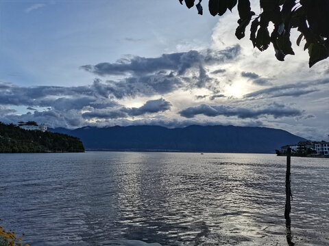 水光潋滟山色空蒙