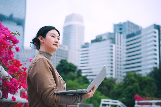 职业女性在户外进行多任务处理