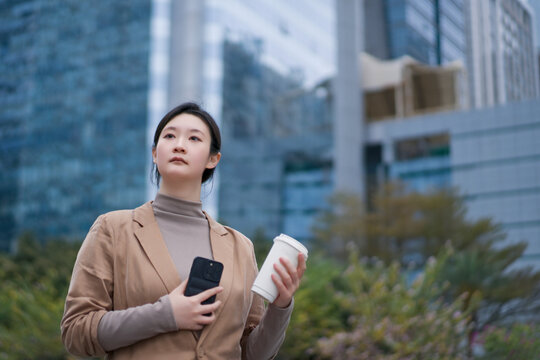 办公楼外职业女性茶歇