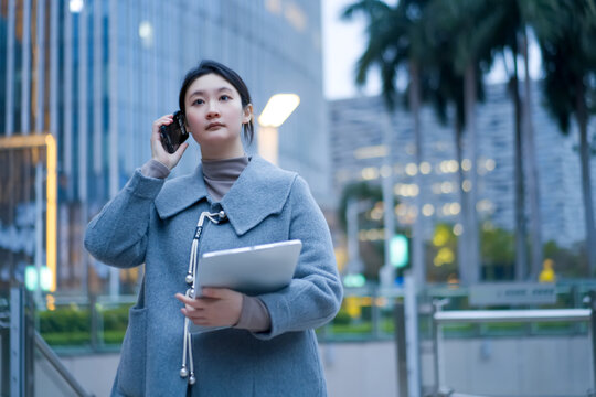 户外城市景观中的自信女性