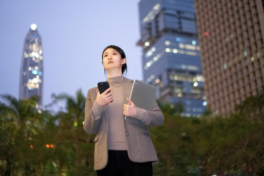 车市夜晚里职业女性俯瞰城市景观