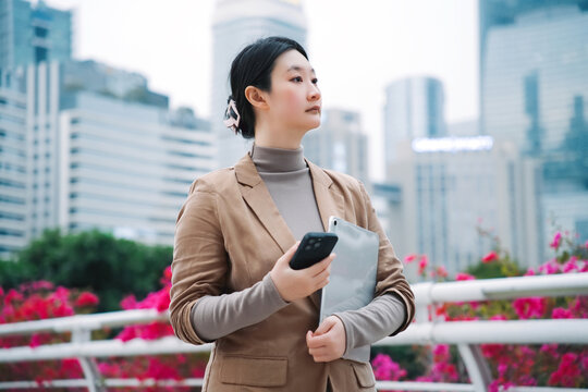 行走在城市桥上的自信女性