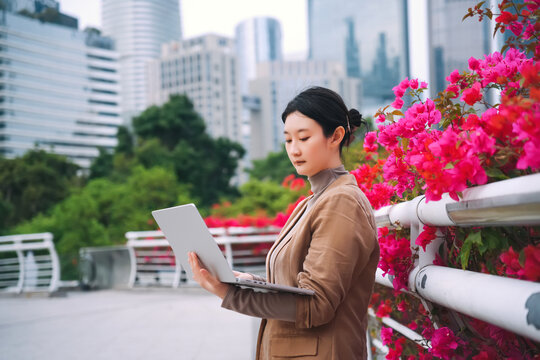 职业女性在城市桥上移动工作