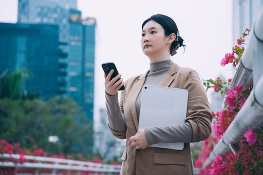 职业女性行走在城市桥上