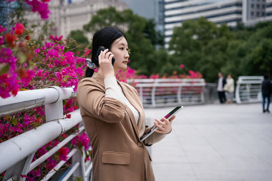 职业女性在城市桥上多任务处理