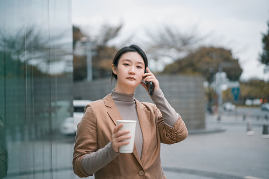 户外职业女性手持手机打电话