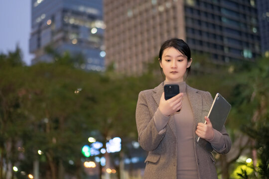 行走在夜晚的职业女性