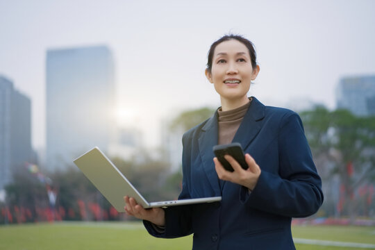 户外职业女性多任务处理