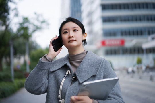 户外专业人士用手机多任务处理