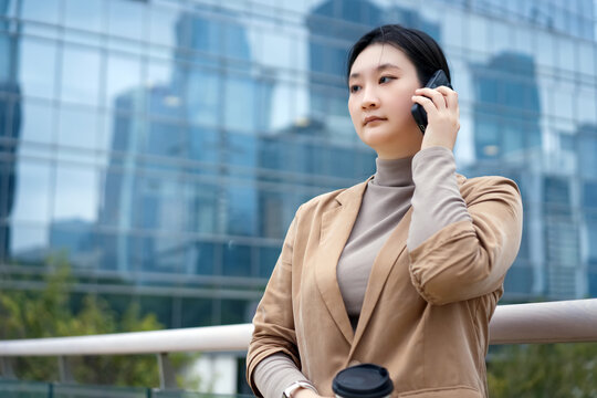 城市桥上职业女性使用智能手机