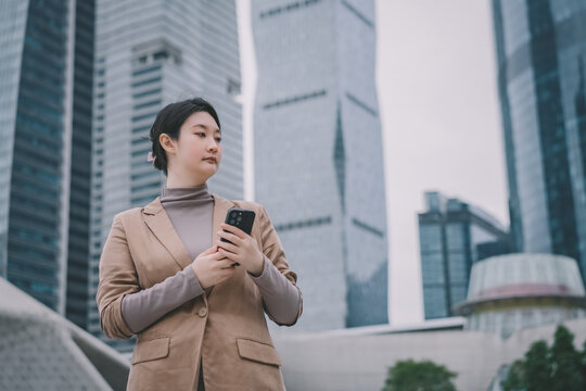 户外职业女性手持智能手机