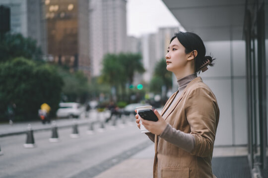 户外城市景观中职业女性茶歇