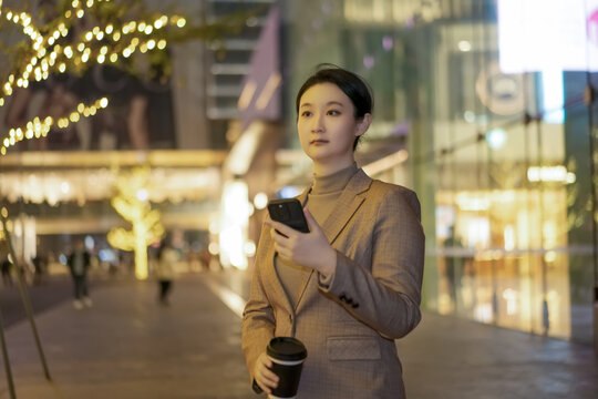 行走在城市夜晚的自信女子