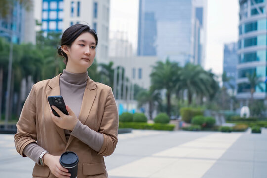 在城市使用智能手机的职业女性