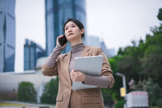 在户外平板电脑上工作的职业女性