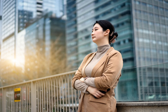 职业女性穿着商务装使用智能手机