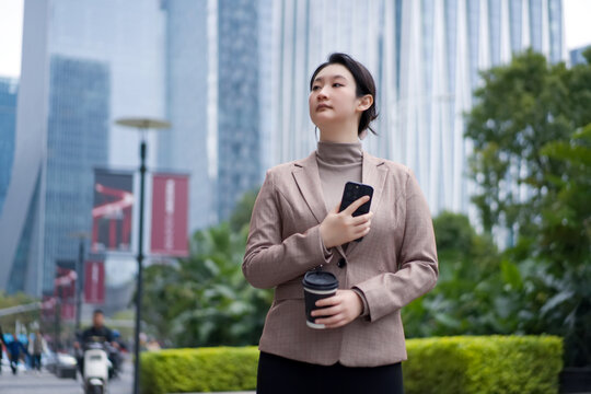 城市街头行走的职业女性茶歇