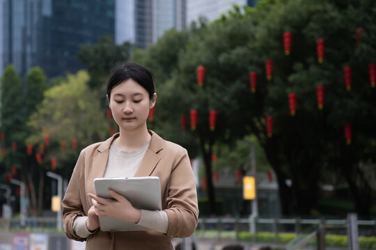 职业女性在城市景观中看平板电脑