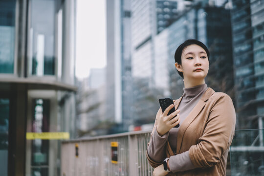 职业女性用手机进行多任务处理