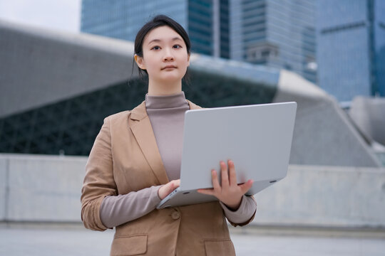 摩天大楼外的职业女性移动办公